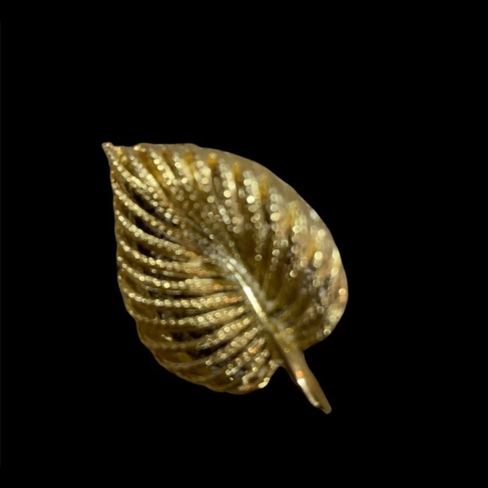 1.5” vintage gold‎ tone leaf brooch mid century.